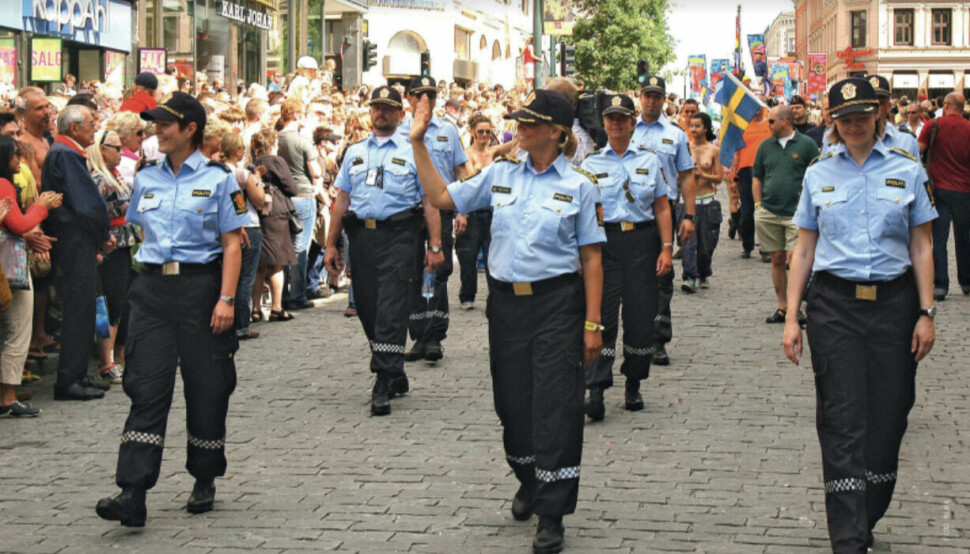 Politiet har i flere år deltatt i prideparader i uniform. Slik blir det ikke under lørdagens regnbuetog. Her går politiet i paraden under EuroPride i Oslo i 2005.
