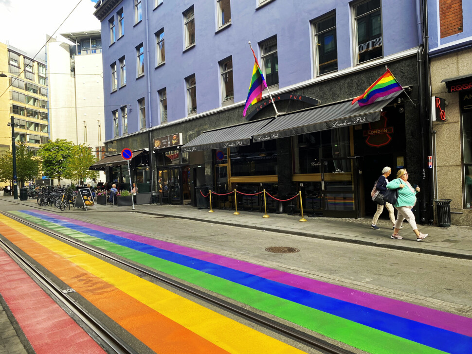 Onsdag 7. september ble gaten utenfor London Pub, et steinkast unna C. J. Hambros plass, malt i regnbuens farger.