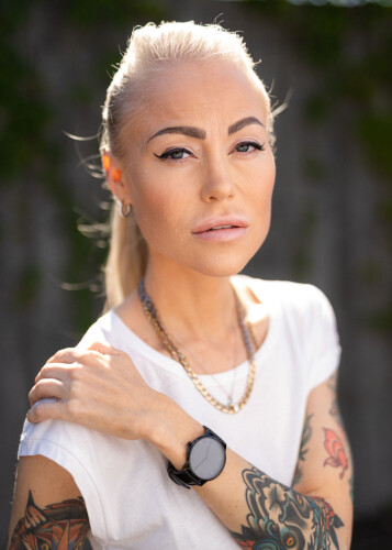Ingeborg Senneset (37) er åpen om et liv med anoreksi og tre år som psykiatrisk pasient, men er i dag utdannet sykepleier, jobber som journalist og foredragsholder, og er jevnlig i TV, radio og podcaster som samfunnsdebattant. Hun fikk Årets gullpenn under Vixen Awards 2020, NTBs språkpris i 2021 og Årets Mensapris i 2022. Ingeborg Senneset (37) er åpen om et liv med anoreksi og tre år som psykiatrisk pasient, men er i dag utdannet sykepleier, jobber som journalist og foredragsholder, og er jevnlig i TV, radio og podcaster som samfunnsdebattant. Hun fikk Årets gullpenn under Vixen Awards 2020, NTBs språkpris i 2021 og Årets Mensapris i 2022.