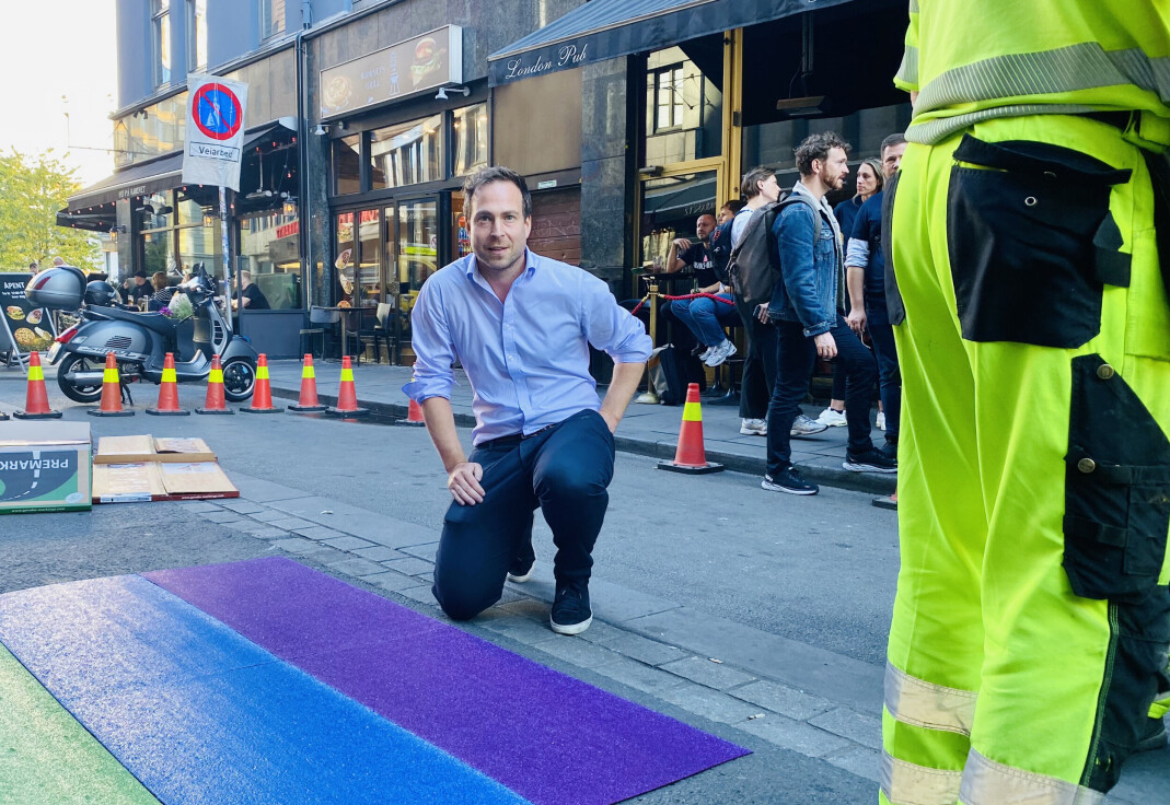 Dan Bjørke, her avbildet i Oslos nye regnbuegate foran London Pub, tok nylig over ledervervet i Oslo Pride etter Inger Kristin Haugsevje. Bjørke sier til Blikk at han har forståelse for de som vil holde seg hjemme, men understreker at toget forventes å bli like trygt nå, som da det først ble planlagt. Dan Bjørke, her avbildet i Oslos nye regnbuegate foran London Pub, tok nylig over ledervervet i Oslo Pride etter Inger Kristin Haugsevje. Bjørke sier til Blikk at han har forståelse for de som vil holde seg hjemme, men understreker at toget forventes å bli like trygt nå, som da det først ble planlagt.