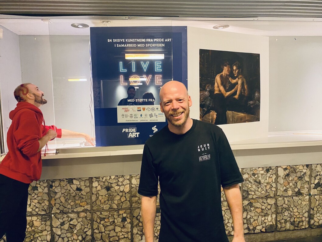 "Live/Love" er tittelen på Pride Arts utstilling i Kunstpassasjen på Jernbanetorget t-banestasjon. Fotograf Stian Tjernsmo var på plass og monterte utstillingen natt til mandag. "Live/Love" er tittelen på Pride Arts utstilling i Kunstpassasjen på Jernbanetorget t-banestasjon. Fotograf Stian Tjernsmo var på plass og monterte utstillingen natt til mandag.