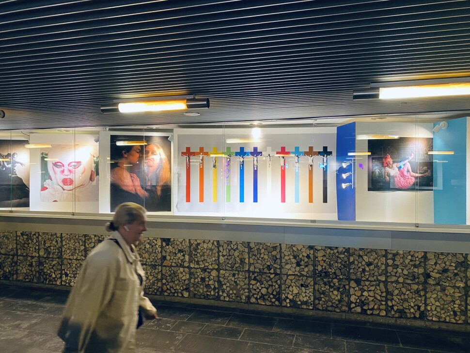 Pride Arts utstilling 'Live/Love' henger på Jernbanetorget t-banestasjon i Oslo.