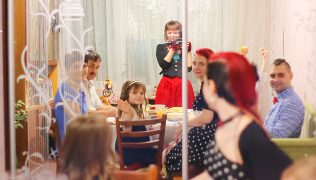 Familien din kan akseptere din annerledeshet. Men kan du akseptere normaliteten til familien din? Dette spørsmålet står sentral i den ukrainske dokumentaren «Bond». Regissør Zhanna Ozirna har tatt utgangspunkt i seg selv og sin prosess med å komme ut som skeiv til familien sin. Familien din kan akseptere din annerledeshet. Men kan du akseptere normaliteten til familien din? Dette spørsmålet står sentral i den ukrainske dokumentaren «Bond». Regissør Zhanna Ozirna har tatt utgangspunkt i seg selv og sin prosess med å komme ut som skeiv til familien sin.
