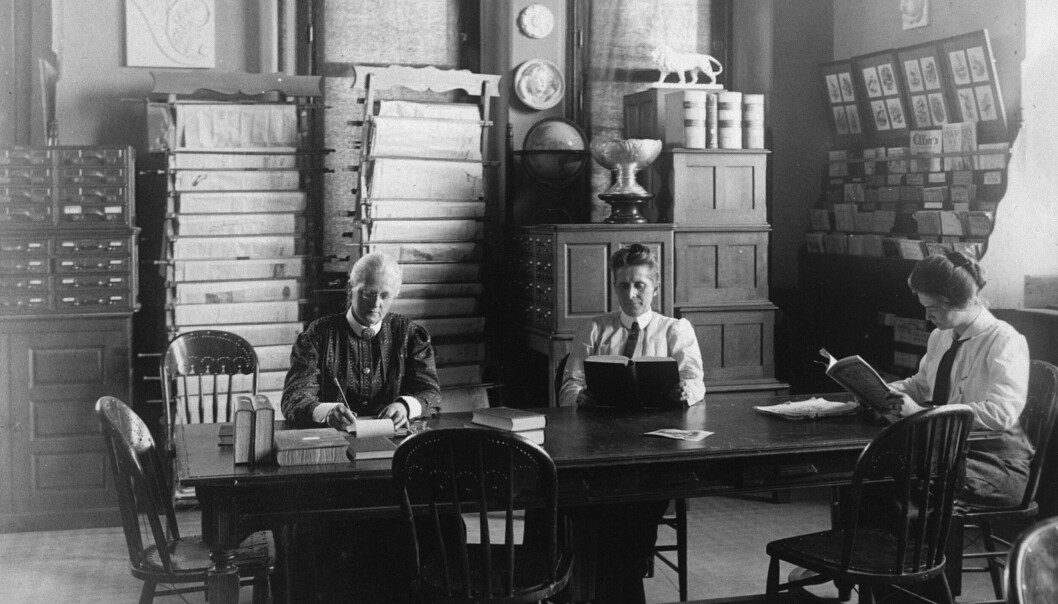 Professor i historie Agnes Mathilde Wergeland (1857–1914) (t.v.) med sin samboer Grace Raymond Hebard på University of Wyoming i Larabie. Professor i historie Agnes Mathilde Wergeland (1857–1914) (t.v.) med sin samboer Grace Raymond Hebard på University of Wyoming i Larabie.