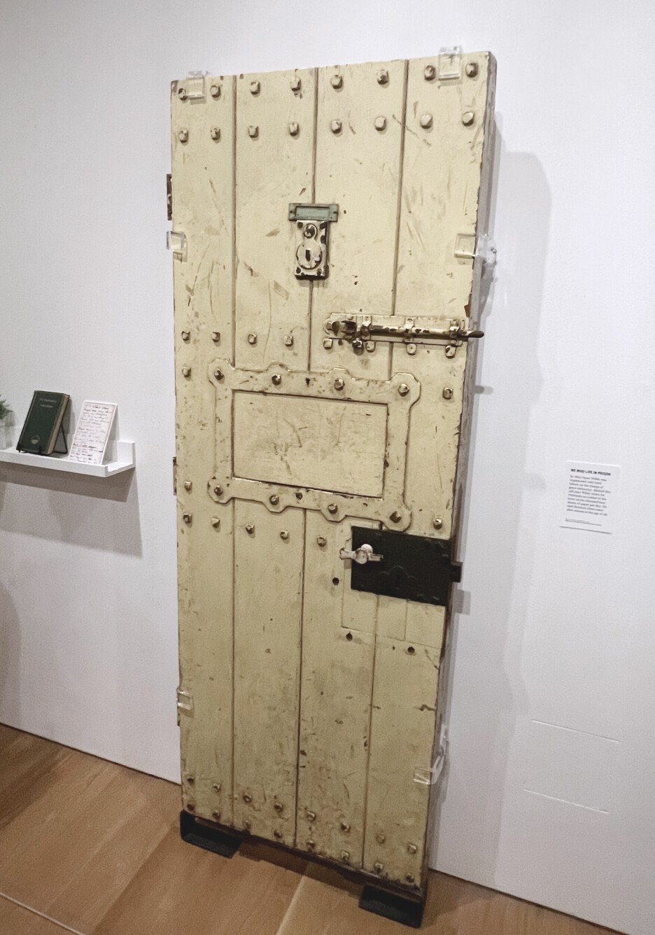 Bak denne døren i fengslet i Reading satt Oscar Wilde i fangeskap. Fengselsdøra er lånt ut fra National Justice Museum i Nottingham.