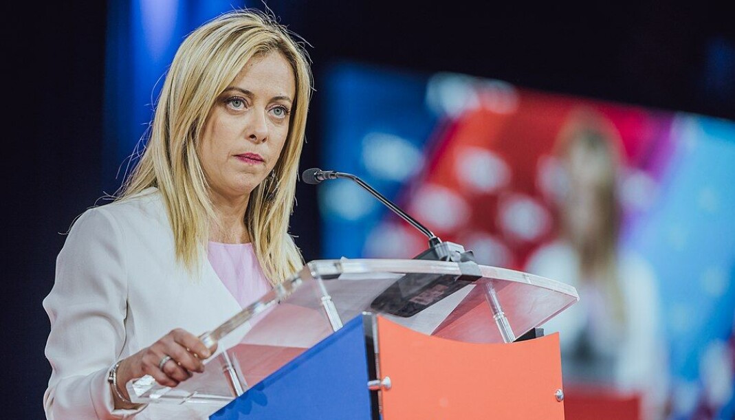 - Ja til den naturlige familien. Nei til lhbt-lobbyer, sa Meloni under en konferanse med det spanske ytre høyre-partiet Vox tidligere i år. Selv omtaler hun seg som «en kvinne, en mor, en kristen». - Ja til den naturlige familien. Nei til lhbt-lobbyer, sa Meloni under en konferanse med det spanske ytre høyre-partiet Vox tidligere i år. Selv omtaler hun seg som «en kvinne, en mor, en kristen».