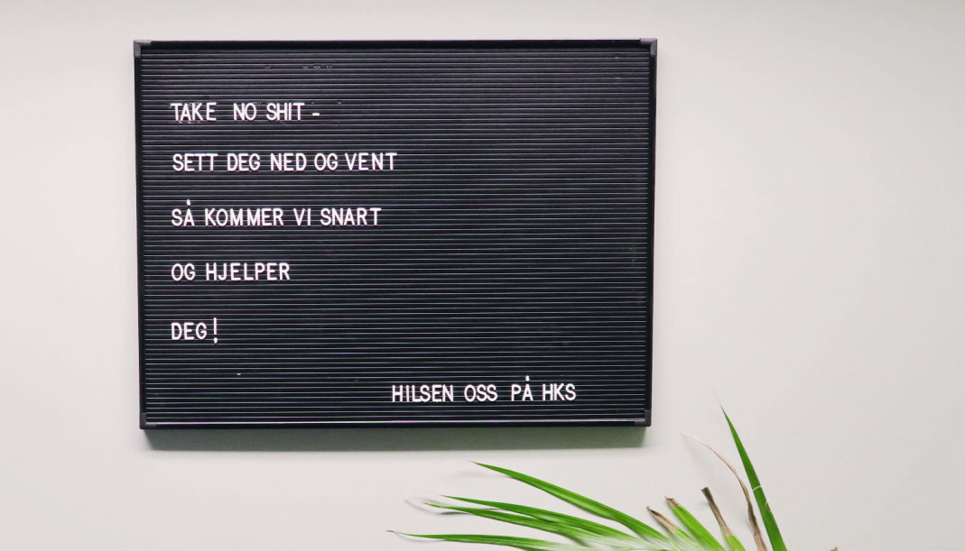 «TAKE NO SHIT!»: Dette skiltet er det første som møter deg når du kommer inn på venterommet hos Helsestasjon for kjønn og seksualitet (HKS). Oppfordringen er kanskje på sin plass, både for ansatte og pasienter, etter et tøft år der helsestasjonen har måttet kjempe for å opprettholde tilbudet til unge lhbt+personer. «TAKE NO SHIT!»: Dette skiltet er det første som møter deg når du kommer inn på venterommet hos Helsestasjon for kjønn og seksualitet (HKS). Oppfordringen er kanskje på sin plass, både for ansatte og pasienter, etter et tøft år der helsestasjonen har måttet kjempe for å opprettholde tilbudet til unge lhbt+personer.