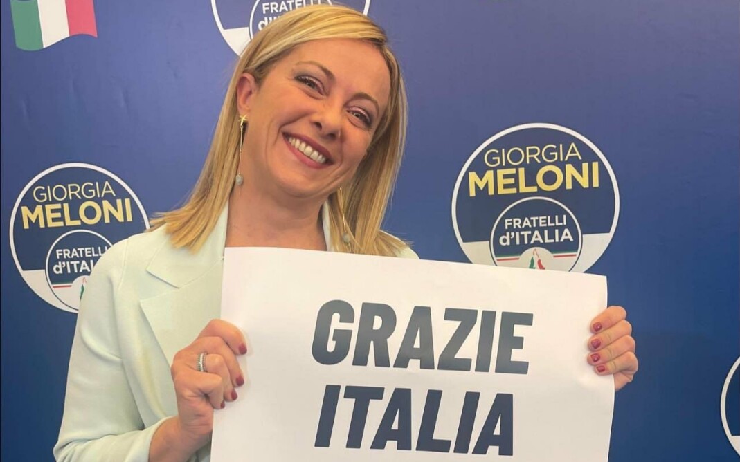 For kort tid siden postet Giorgia Meloni, leder av ytre høyre-partiet Italias Brødre, et bilde på Twitter der hun poserer med en plakat med påskriften «Takk Italia». Meloni har allerede utpekt seg selv og sitt parti til valget store vinnere. For kort tid siden postet Giorgia Meloni, leder av ytre høyre-partiet Italias Brødre, et bilde på Twitter der hun poserer med en plakat med påskriften «Takk Italia». Meloni har allerede utpekt seg selv og sitt parti til valget store vinnere.