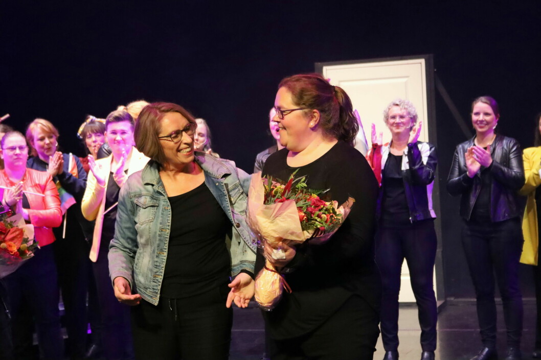 Avtroppende dirigent og dramaturg Stina Vikøyr Sigvaldsen får overrakt blomster av korleder Anne-Brit Sveine.