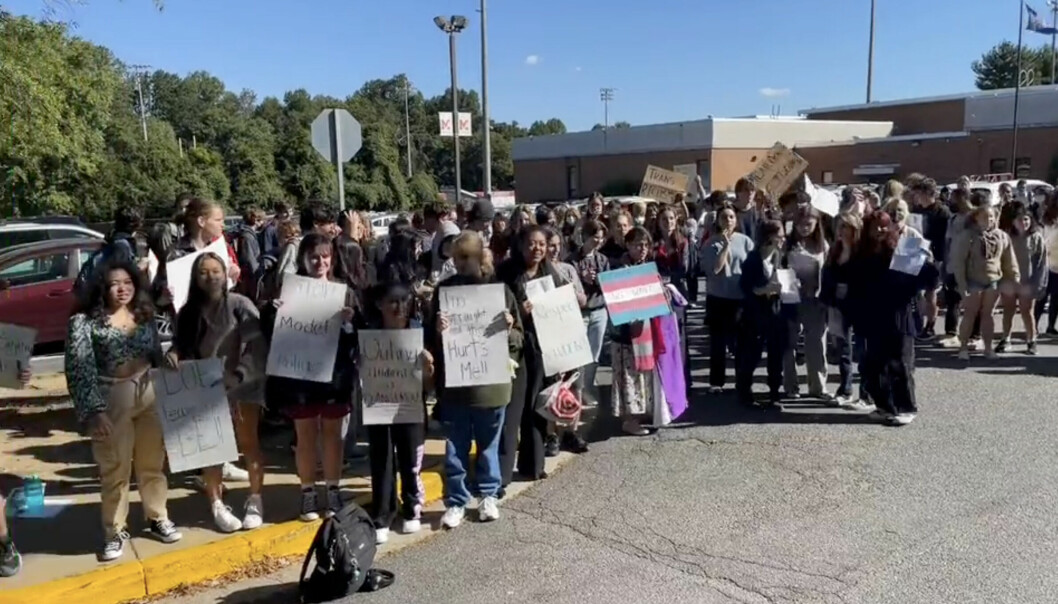 Elever ved McLean High School i Nord-Virginia samlet seg på en parkeringsplass utenfor skolen. I en video publisert på Twitter hører man at elevene roper slagord som «transrettigheter er menneskerettigheter».