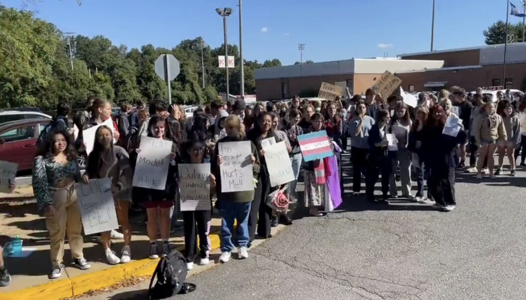 Elever ved McLean High School i Nord-Virginia samlet seg på en parkeringsplass utenfor skolen. I en video publisert på Twitter hører man at elevene roper slagord som «transrettigheter er menneskerettigheter». Elever ved McLean High School i Nord-Virginia samlet seg på en parkeringsplass utenfor skolen. I en video publisert på Twitter hører man at elevene roper slagord som «transrettigheter er menneskerettigheter».