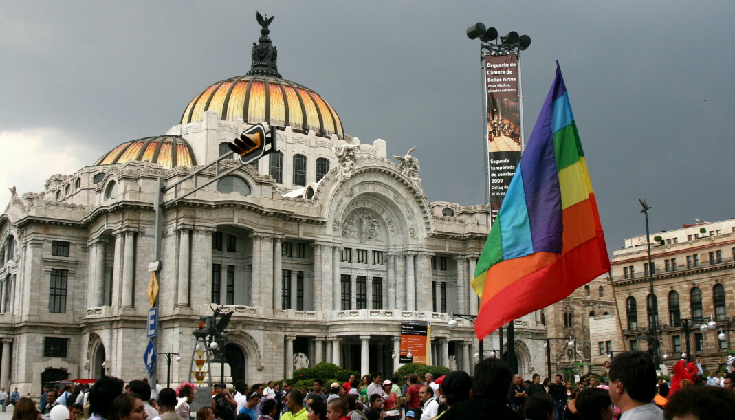 Prideparade foran Palacio de Bellas Artes (Palace of Fine Arts) i Mexico City.