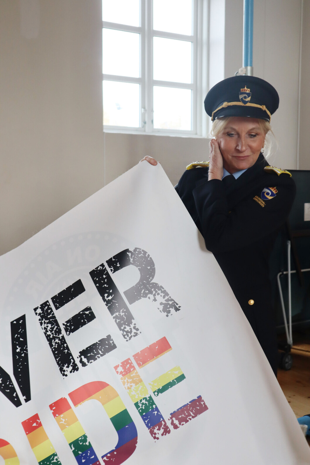 Direktør for Kriminalomsorgsdirektoratet Lise Sannerud ledet an da RøverPride-paraden på Bredtveit kvinnefengsel skulle igang. Direktør for Kriminalomsorgsdirektoratet Lise Sannerud ledet an da RøverPride-paraden på Bredtveit kvinnefengsel skulle igang.