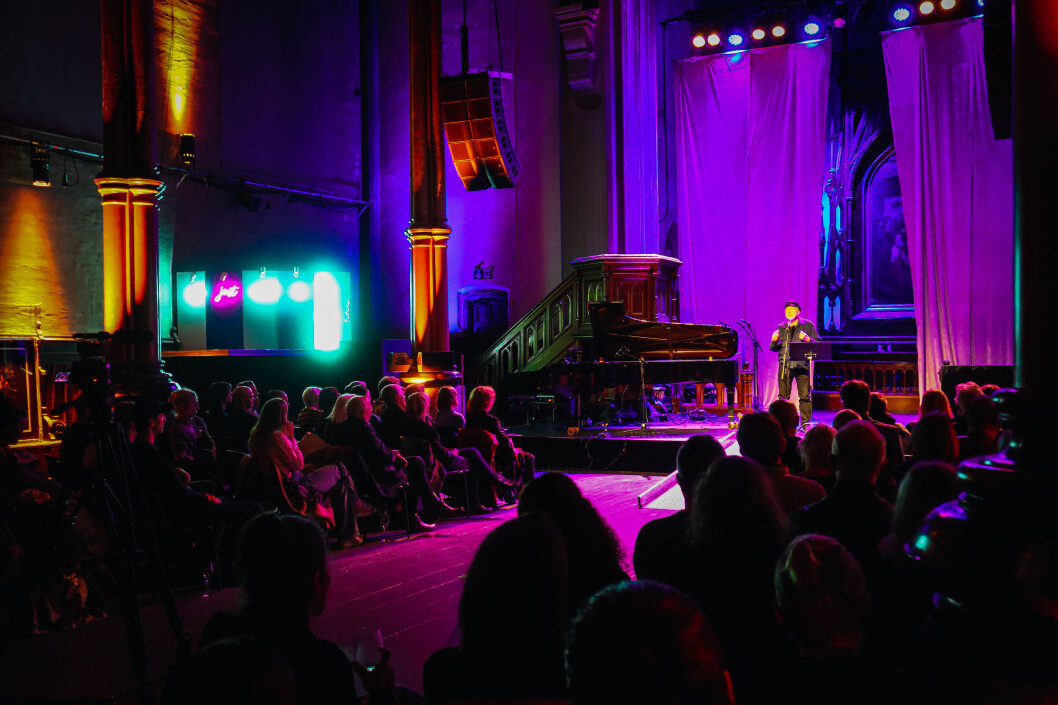 Øyvind Rauset er en nestor innen den skeive kunstverden. Under Queer Art Gala bidro han både med sin egen sang fra scenen og et donert verk til kunstauksjonen. Øyvind Rauset er en nestor innen den skeive kunstverden. Under Queer Art Gala bidro han både med sin egen sang fra scenen og et donert verk til kunstauksjonen.