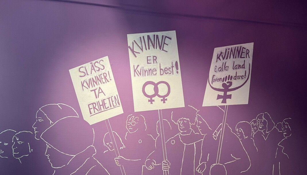 Verket «Lesbene gjør opprør» er malt av Inge Ås. Her fra utstillingen «Lesbene gjør opprør» på Kvinnemuseet i Kongsvinger. Verket «Lesbene gjør opprør» er malt av Inge Ås. Her fra utstillingen «Lesbene gjør opprør» på Kvinnemuseet i Kongsvinger.