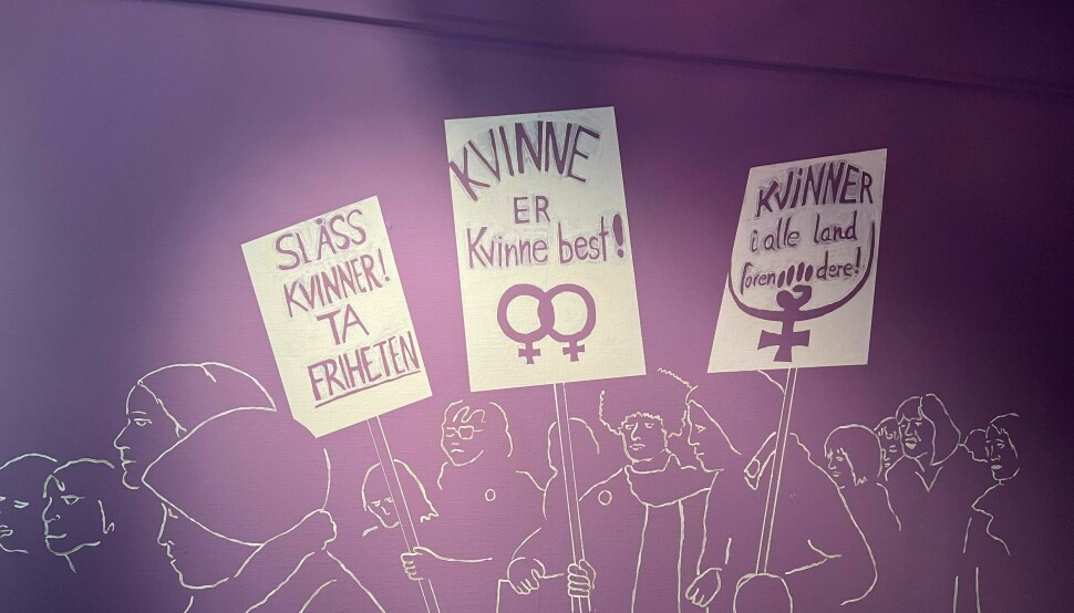 Verket «Lesbene gjør opprør» er malt av Inge Ås. Her fra utstillingen «Lesbene gjør opprør» på Kvinnemuseet i Kongsvinger.