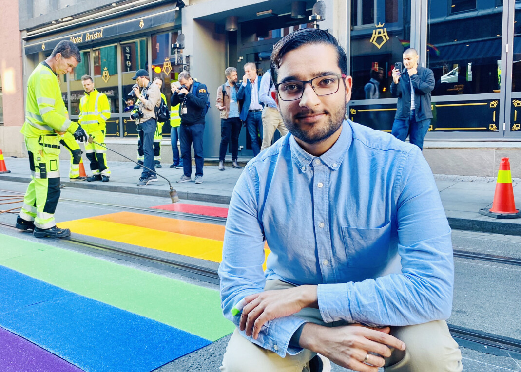 Omar Orhan Akhtar var en kort periode i år styreleder i Salam. Her avbildet under malingen av regnbuegaten utenfor London Pub og Per på hjørnet i Oslo. Omar Orhan Akhtar var en kort periode i år styreleder i Salam. Her avbildet under malingen av regnbuegaten utenfor London Pub og Per på hjørnet i Oslo.