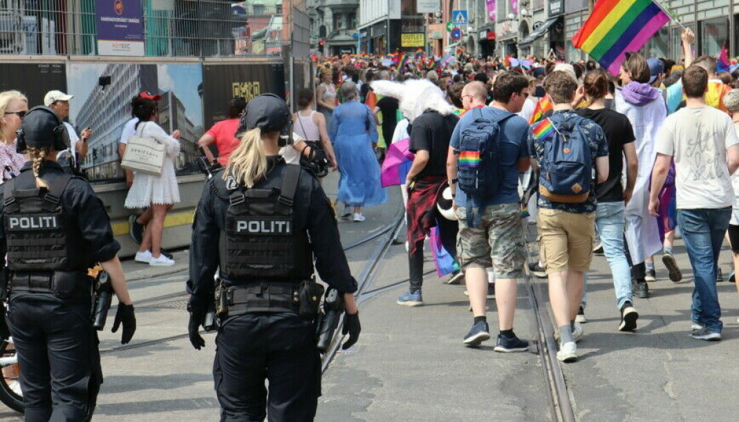 Politiet følger med på solidaritetsparaden som gikk gjennom Oslos gater 25. juni, få timer etter terrorangrepet utenfor London Pub og Per på hjørnet.
