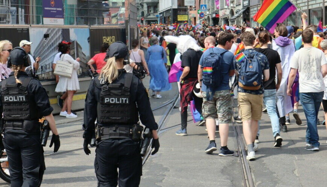 Politiet følger med på solidaritetsparaden som gikk gjennom Oslos gater 25. juni, få timer etter terrorangrepet utenfor London Pub og Per på hjørnet. Politiet følger med på solidaritetsparaden som gikk gjennom Oslos gater 25. juni, få timer etter terrorangrepet utenfor London Pub og Per på hjørnet.