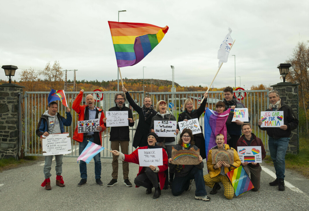 Deltagere på Barents Pride aksjonerer ved Storskog grenseovergang. På den andre siden av gjerdet ligger Russland.