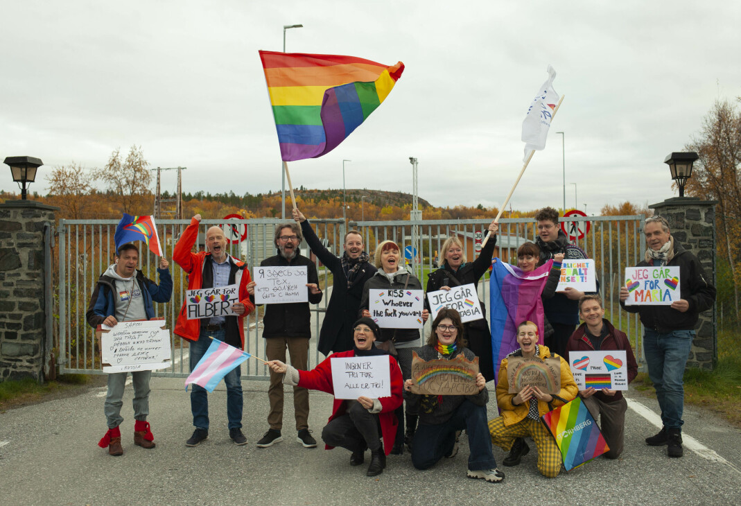 Deltagere på Barents Pride aksjonerer ved Storskog grenseovergang. På den andre siden av gjerdet ligger Russland. Deltagere på Barents Pride aksjonerer ved Storskog grenseovergang. På den andre siden av gjerdet ligger Russland.