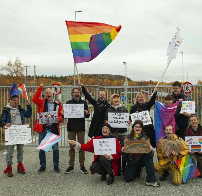Deltagere på Barents Pride aksjonerer ved Storskog grenseovergang. På den andre siden av gjerdet ligger Russland.