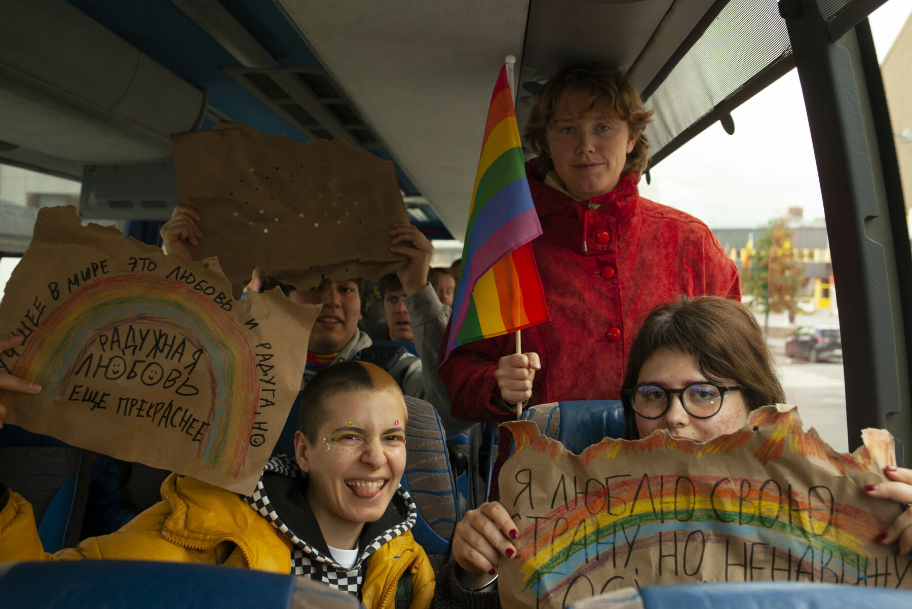 Aktivister på bussen på vei mot grensestasjonen Storskog. Aktivister på bussen på vei mot grensestasjonen Storskog.