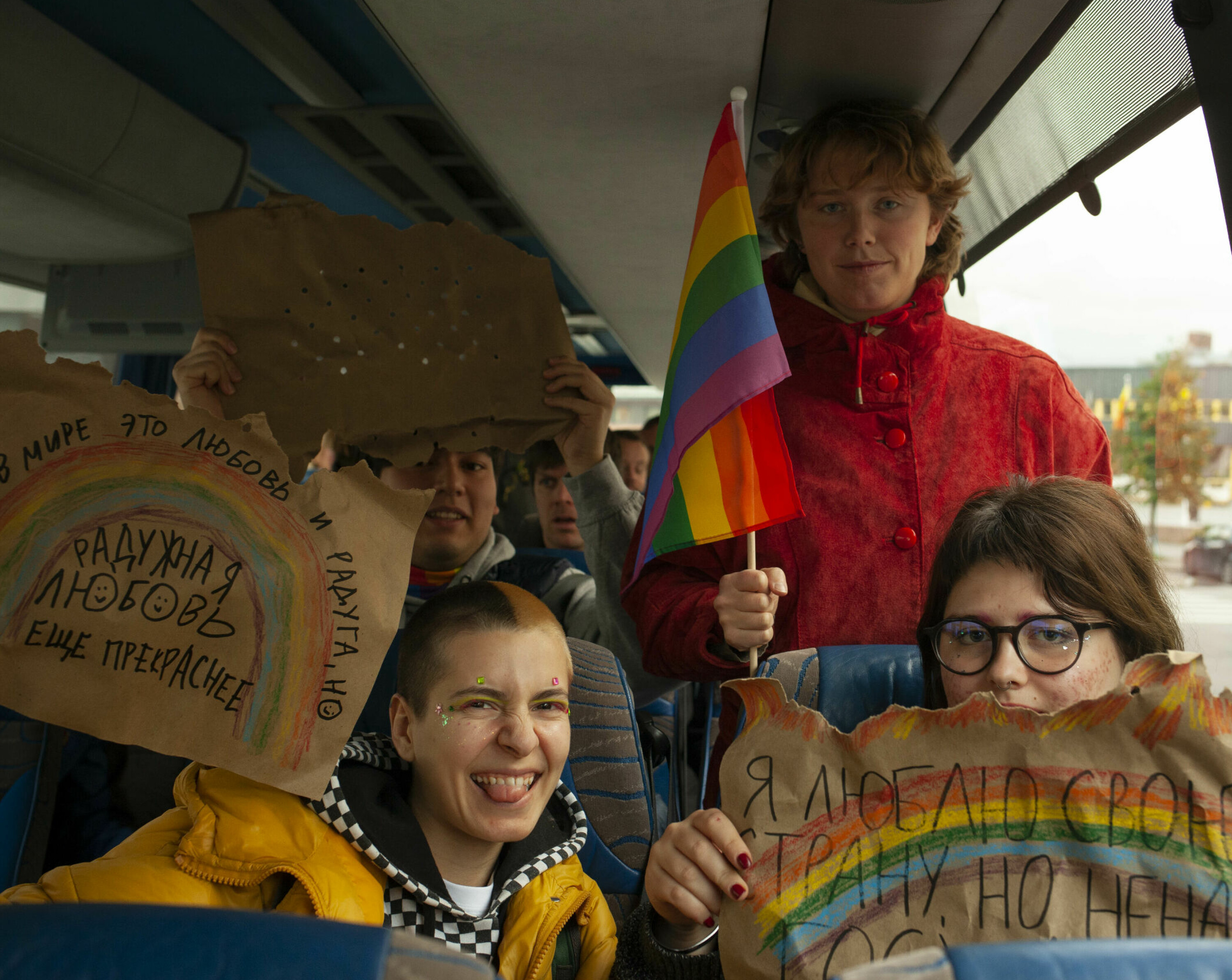 Aktivister på bussen på vei mot grensestasjonen Storskog.