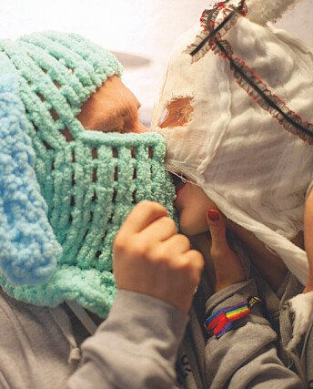 Et kyss gjennom maskene. Et kyss gjennom maskene.