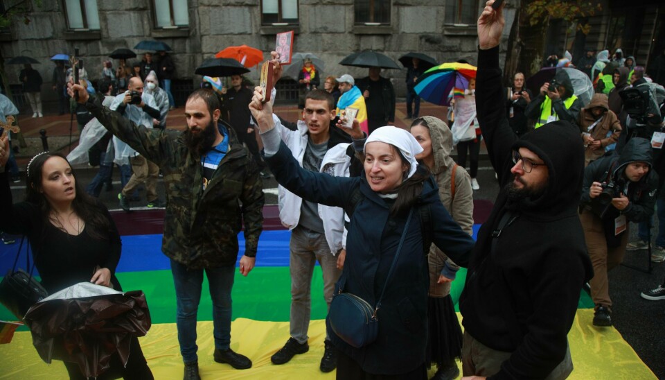 Noen få motdemonstranter klarte å komme seg forbi politiets sperringer og stilte seg opp midt i paraden og holdt opp religiøse ikoner under Europride i Beograd.