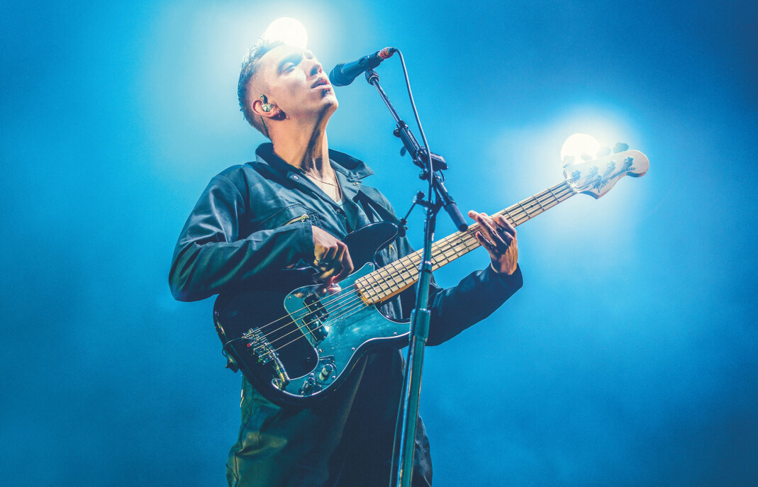 Oliver Sim på scenen med bandet The xx under Øyafestivalen i 2017. Oliver Sim på scenen med bandet The xx under Øyafestivalen i 2017.