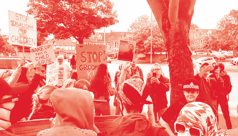 Demonstrasjon mot høytlesning for barn med dragdronninger i Bristol 28 juli 2022.