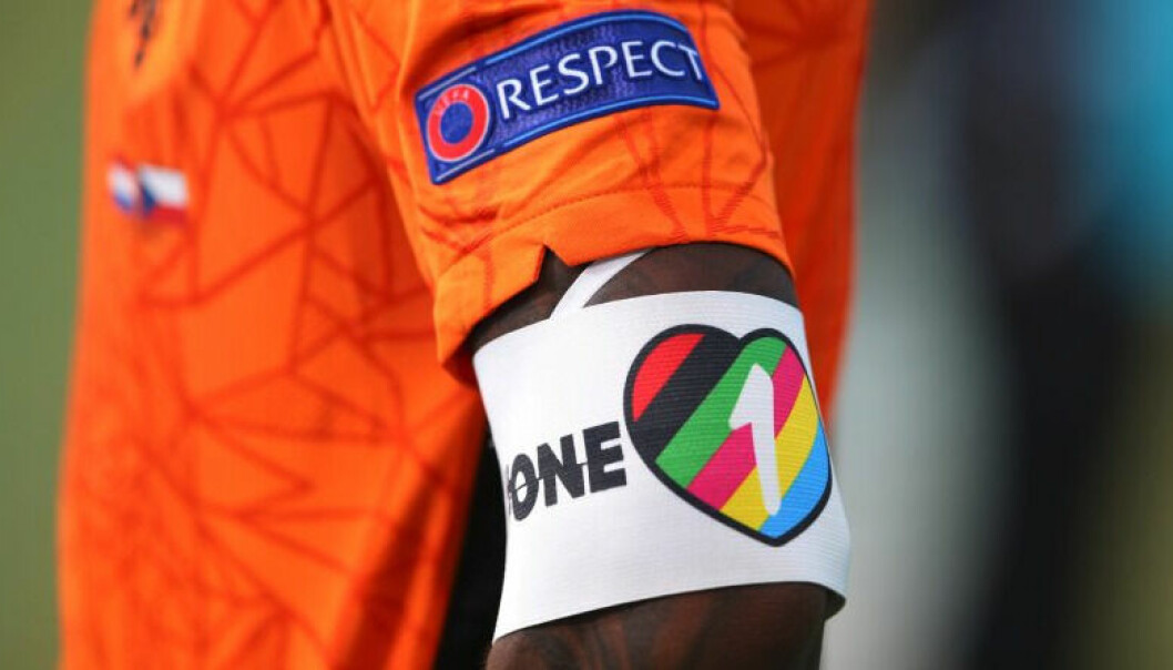 FIFA tillater nå bruk av regnbuefarger på VM-arenaene, men enn så lenge får ikke VM-lagene spille med «One Love»-kapteinsbind.