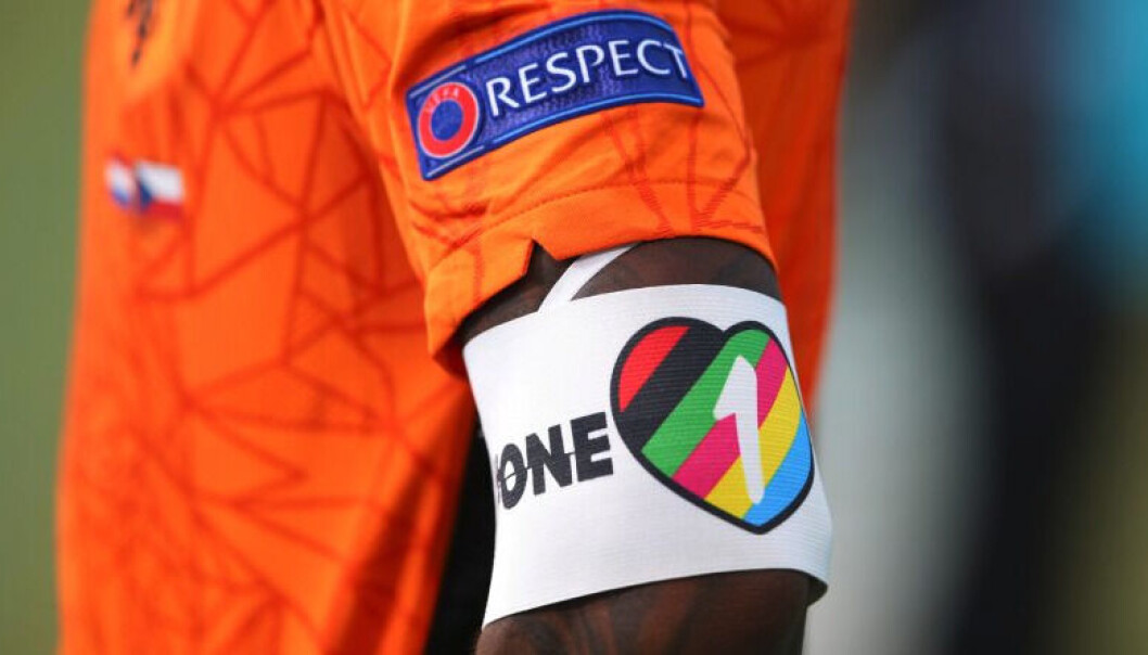FIFA tillater nå bruk av regnbuefarger på VM-arenaene, men enn så lenge får ikke VM-lagene spille med «One Love»-kapteinsbind. FIFA tillater nå bruk av regnbuefarger på VM-arenaene, men enn så lenge får ikke VM-lagene spille med «One Love»-kapteinsbind.