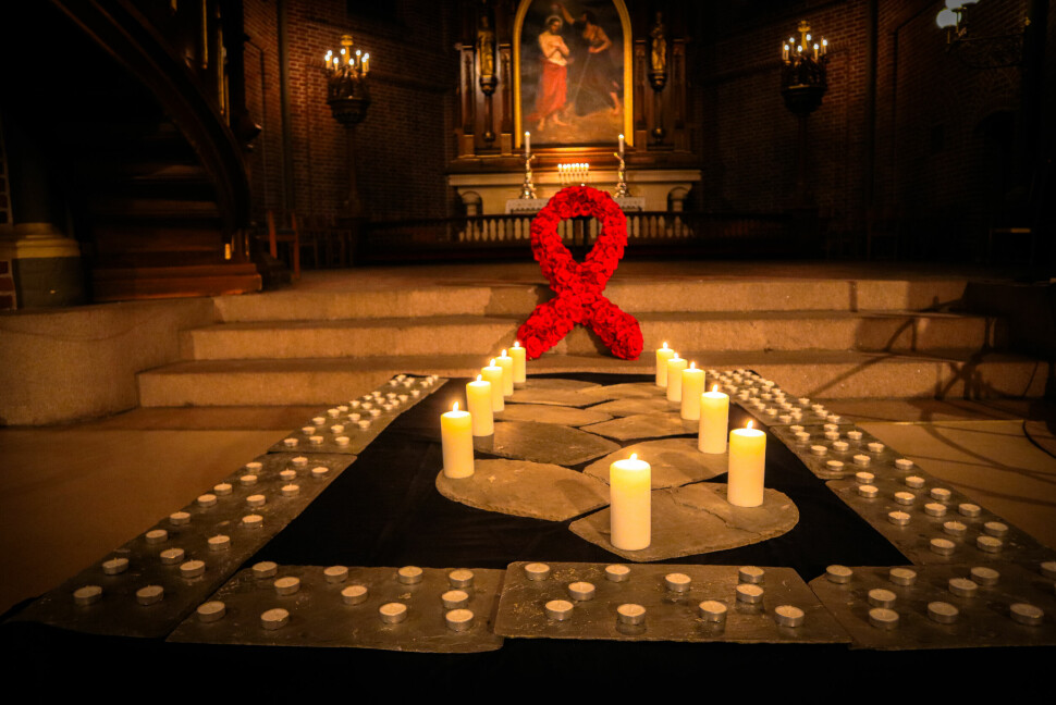 Kirkerommet i Trefoldighetskirken, landets nest største, var gjort vakkert klart til Verdens aidsdag. Et stillferdig, men sterkt minnested var plassert fremst i kirken, markert av den røde solidaritetssløyfen.