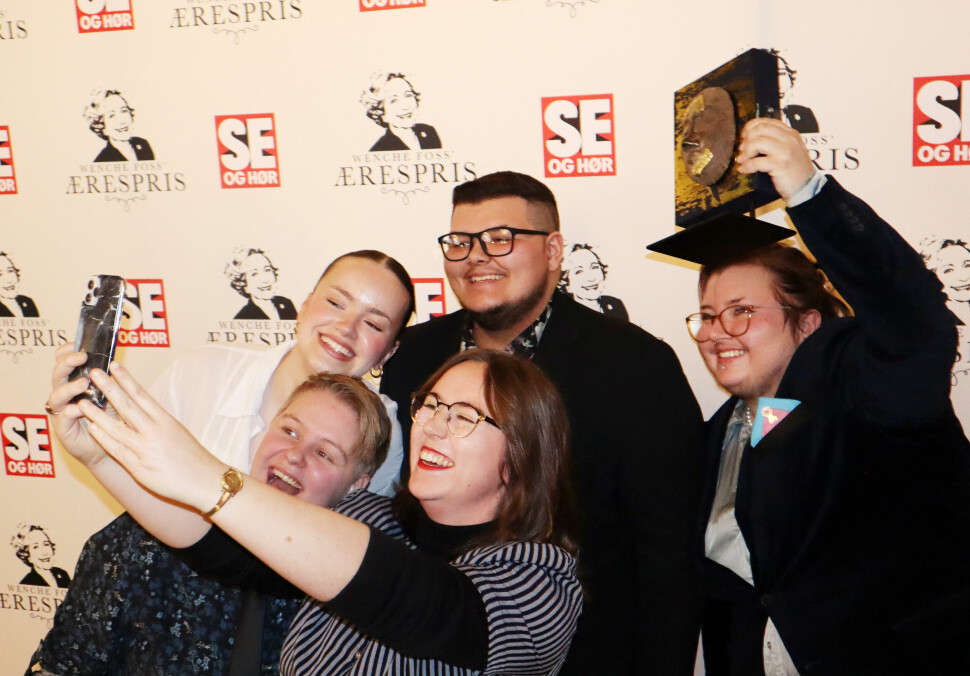 Representanter for Skeiv ungdom feiret Wenche Foss ærespris med en glad selfie.