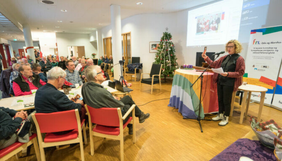 I flere år har Foreningen FRI og Kirkens bymisjon arrangert Regnbuetreff til glede for skeive seniorer. Her snakker Oslobiskop Kari Veiteberg for oppmøtte på Kampen Omsorg+, der Regnbuetreffene tidligere ble arrangert..
