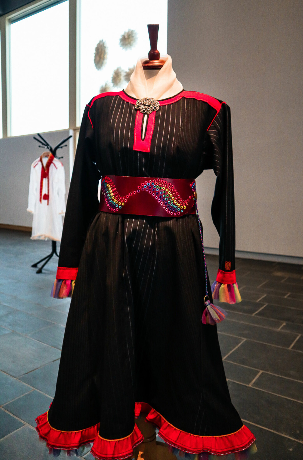 Den ikke-binære samiske kofta som er utstilt under Skeive motstandsbevegelser tilhører Dáveet Bruun-Solbakk.