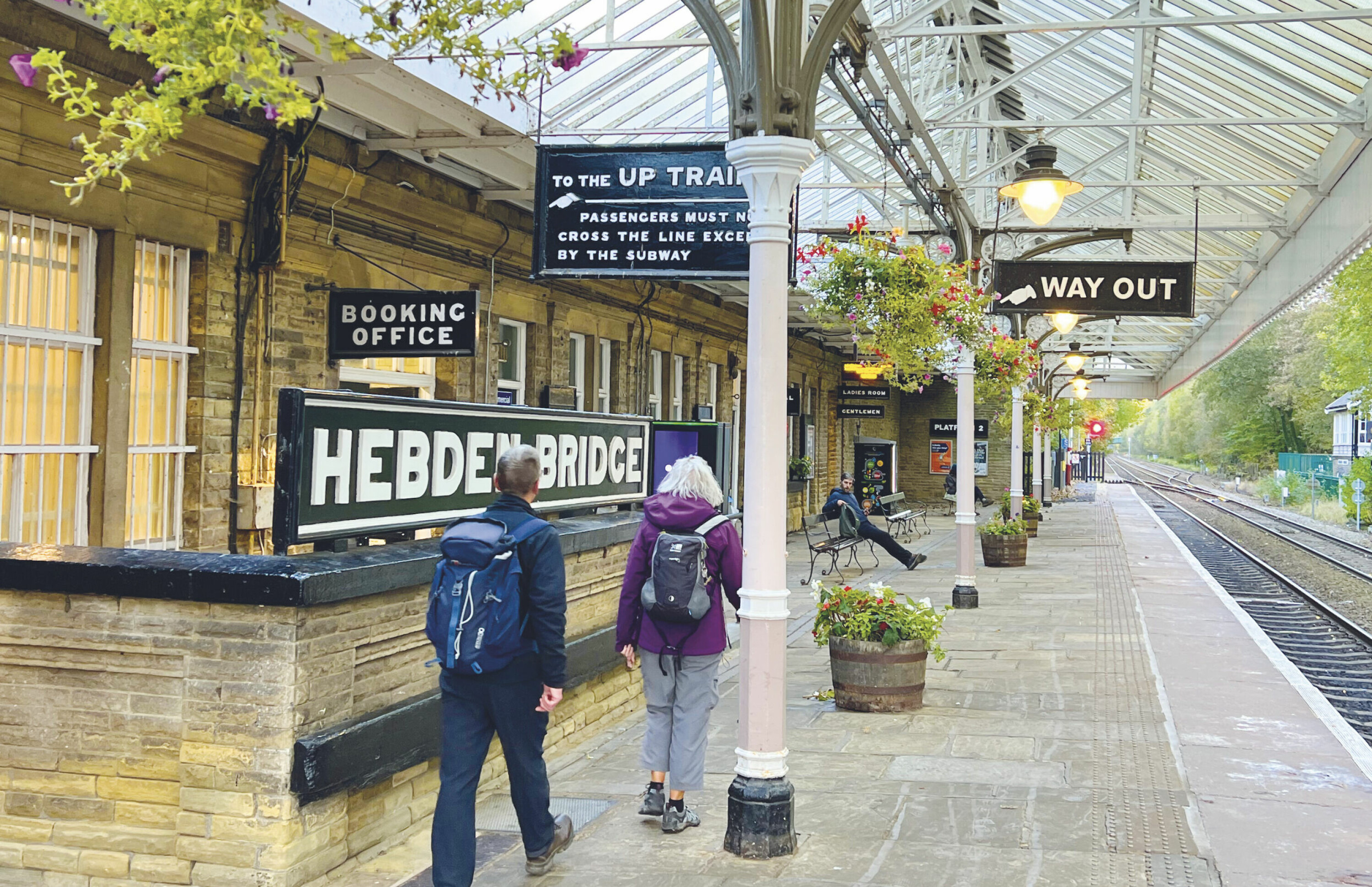 Hebden Bridge stasjon ligger omtrent midtveis på toglinja mellom Leeds og Manchester Victoria