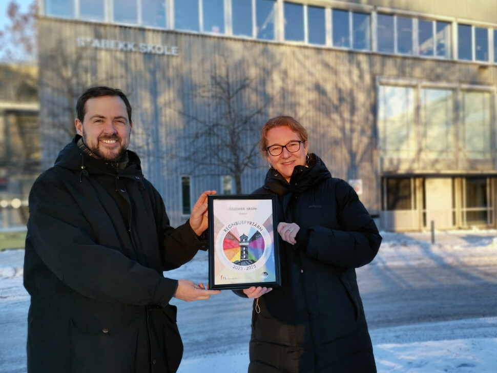 Stabekk skole er sertifisert som Regnbuefyrtårn. Her får rektor Anne-Marie Skjerve (t.h) det synlige beviset av prosjektleder i Skeiv kunnskap, Viljar Eidsvik.