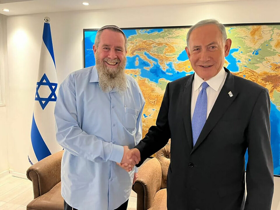 Avi Maoz (t v), nyinnsatt statssekretær med ansvar for «jødisk identitet» i Benjamin Netanyahu (t h) sin regjering, vil ha konverteringsterapi og forbud mot Pride-parader.