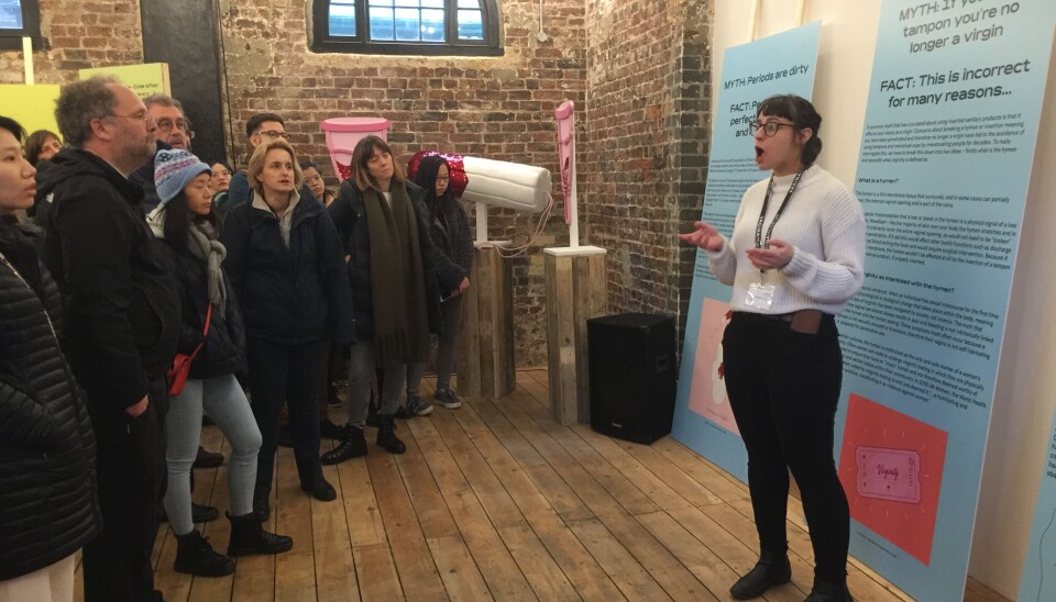 Initiativtakeren til The Vagina Museum er Florence Schechter som her gir sin første omvisning på åpningsdagen i 2019. Onsdag 1. februar 2023 stenger museet. Initiativtakeren til The Vagina Museum er Florence Schechter som her gir sin første omvisning på åpningsdagen i 2019. Onsdag 1. februar 2023 stenger museet.