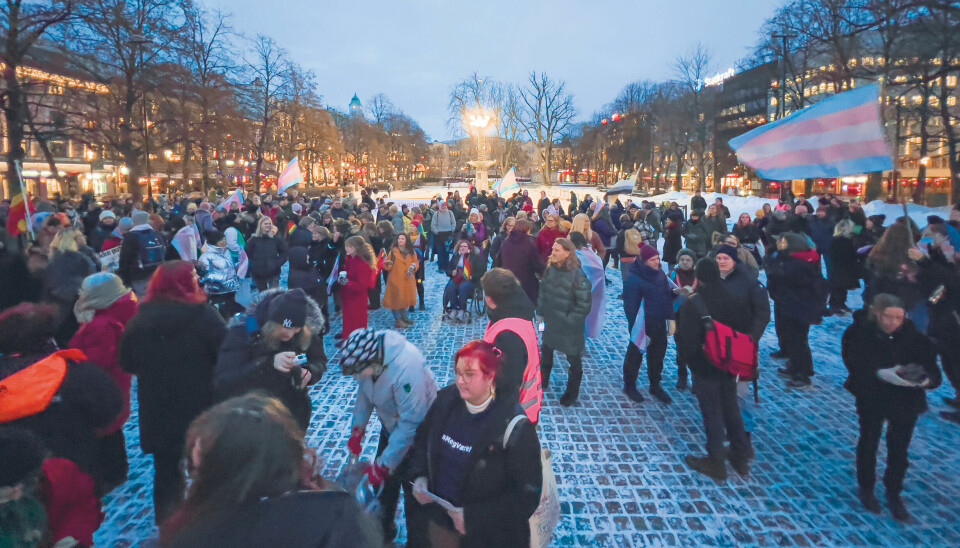 Fredag 3. februar var det demonstrasjoner over hele landet til støtte for transpersoner og Benestad. Bildet er fra Regnbueplassen i Oslo.