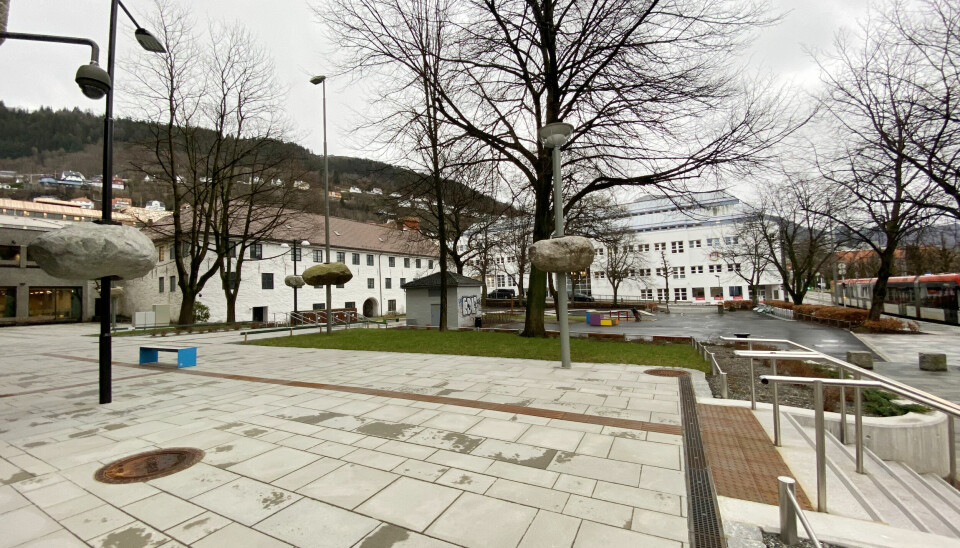 Plassen ligger rett sør for rådhuset i Bergen sentrum.