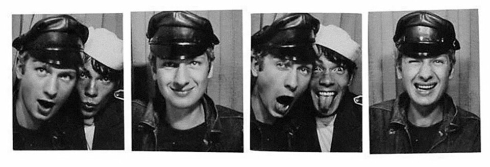 Fotoboksbildene av paret med lærcap og seilerlue er med i boka «Pierre & Gilles, autobiography in photo booth photos 1969 - 1988».