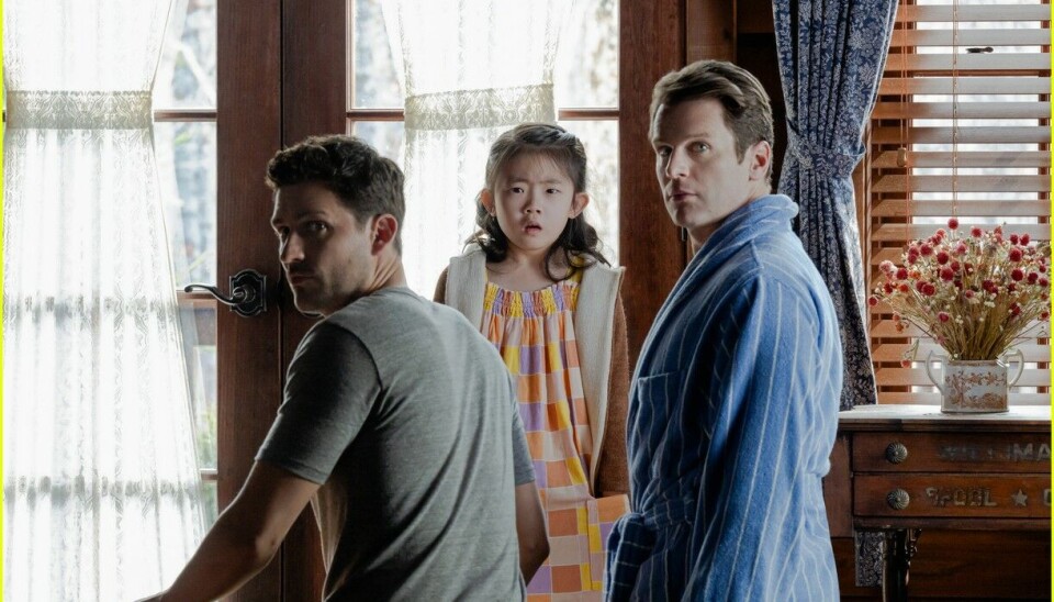 f.v. Ben Aldridge, Kristen Cui og Jonathan Groff i «Knock at The Cabin». f.v. Ben Aldridge, Kristen Cui og Jonathan Groff i «Knock at The Cabin».