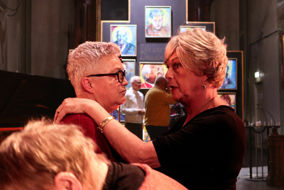 Esben Esther Pirelli Benestad fikk sterk støtte under åpningen av Queer Art-festivalen i Oslo i går. Her i samtale med kulturoperatør Brita Møystad Engseth.