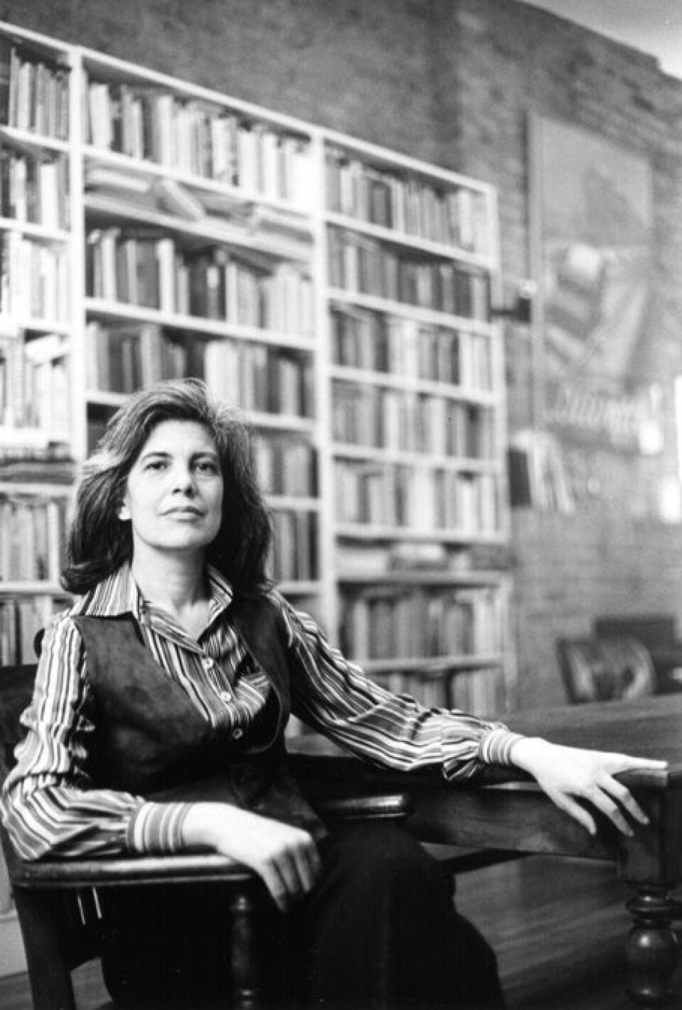 Susan Sontag (1933-2004) skrev om kunst, kultur og politikk. Forfatterskapet inkluderer bøkene «Against Interpretation» (1966), «On Photography» (1976), «Illness as Metaphor» (1979) og «AIDS and its Metaphors» (1989).