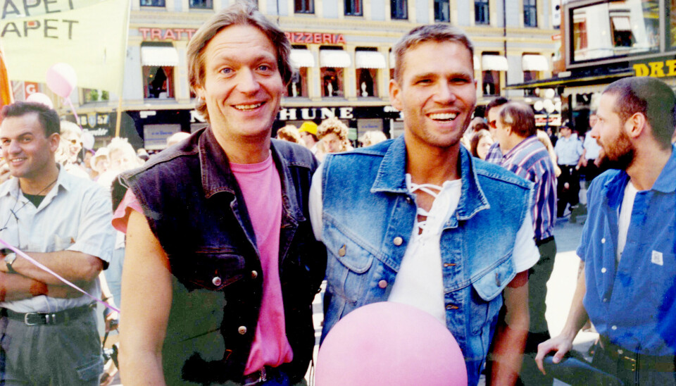I «Tyngde» portretterer Terje Strømdahl ikke bare Vidar, men også seg selv gjennom Vidars blikk på han. Her går paret i homomarsjen i Oslo i 1995.