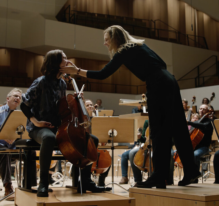 Rollen som cellisten Olga, spilles av britisk-tyske Sophie Kauer som studerer ved Norges musikkhøgskole i Oslo. I «Tár» har hun nylig blitt ansatt i Berlinerfilharmonien der Cate Blanchetts rollefigur er sjefsdirigent.